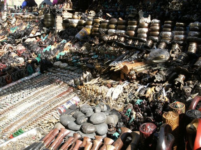 <br />　早速タメル地区を探訪！<br /><br />　THAMEL・タメル地区は、ゲストハウスやレストラン、旅行会社、土産物や、両替の店、ネットカフェ、露天商などがひしめきあっている。<br /><br />　ここでは何でも揃うし、不要なものは売ることもできる。