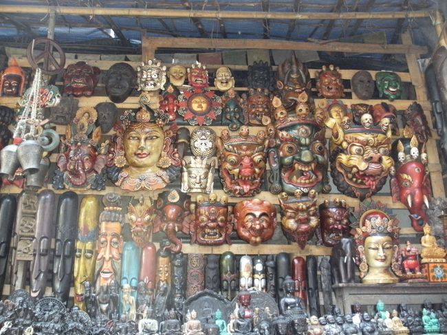 <br />　タメルは退屈しない街である。<br /><br />　狭い通りにまで車が入ってくるし、力車もバイクも走っている。<br /><br />　物価が安く英語が通じるので外人トレッカーや観光客が多い。