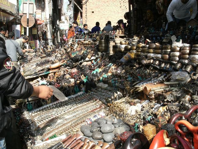 　上野のアメ横のようでもあるが、雑然としているから趣が異なる。<br /><br />　野犬が街中を歩いているし、物乞いする人もいる。<br /><br />　きれい好きな日本人は？？<br /><br />　しかし、一人旅の日本人女性も結構目につく・・<br /><br /><br /><br /><br /><br /><br />　　　　次回はカトマンズを歩く・・