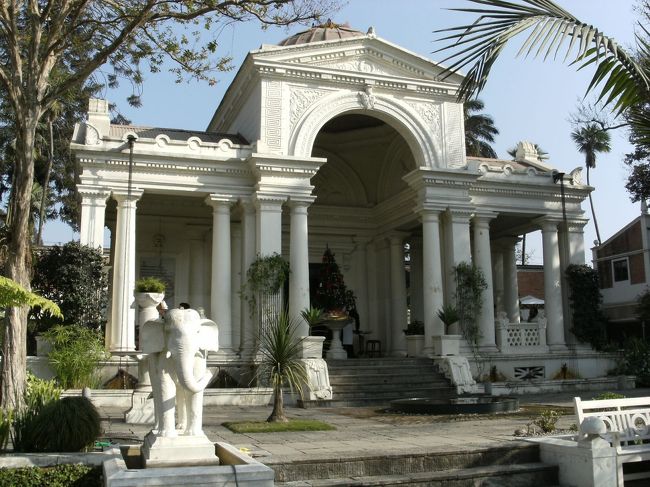 <br />　邸内の様子・・・<br /><br />　周囲は高い塀で囲まれている。一歩外に出ると、すごい喧騒・・<br /><br />　