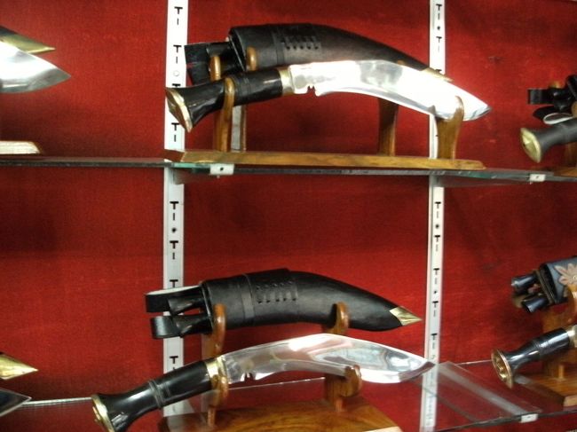 <br />　街をあるいていると、ネパール独特の三日月形をしたナイフを売っていた。<br /><br />　これが、”グルカナイフ”だ！<br /><br />　あのグルカ兵が所持しているところから、そう呼ばれる・・