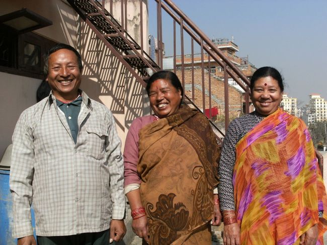 <br />　ビゼ君の親戚の人たち・・<br /><br />　記念写真を撮ってあげた。代表的なネワール人だ<br /><br />　上の麹と米は自家製のお酒、ロクシをつくるためのもの。ここではどこの家でも自宅でお酒を造っているのだ。