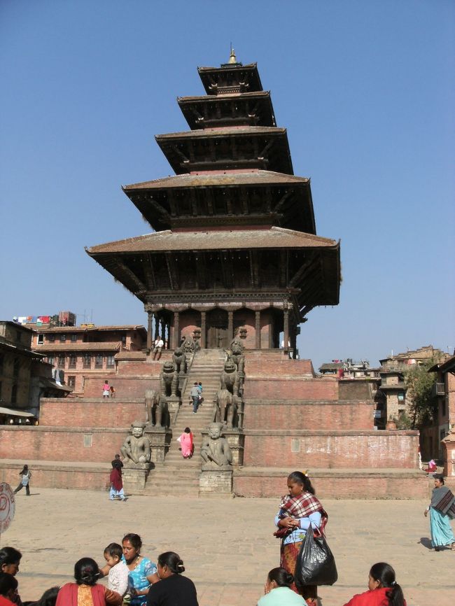 <br />　ＢＨＡＫＴＡＰＵＲ・バクタブルは、カトマンズ市内から１５ｋｍくらい離れている。バイクで約１時間ほどかかる。（道路が悪くすごい渋滞のため）<br /><br />　レンガ造りの古い建物が沢山ある中世の雰囲気があるかなり大きな町である。<br />