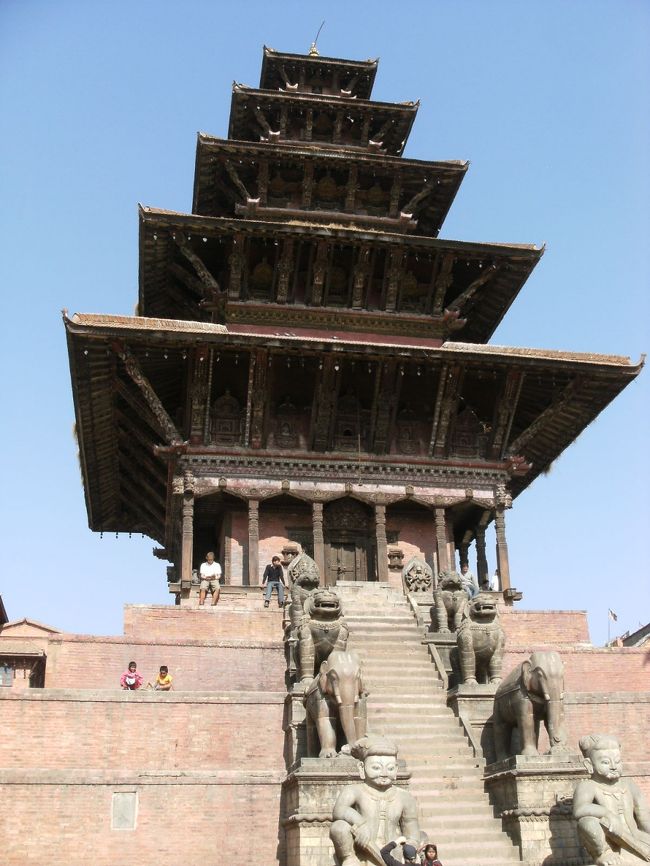 <br />　”ダルバール広場”に建つ寺院<br /><br />　ちなみにカトマンズには”ダルバール広場”があちこちにある