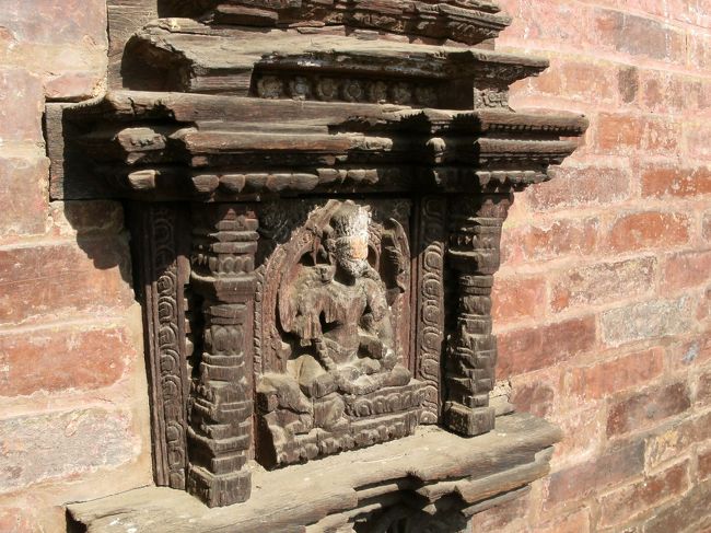 <br />　木彫があちこちに