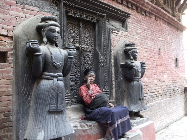 <br />　これより先はヒンドゥー教徒以外は立ち入り禁止だという・・<br /><br />　「どうしてヒンドゥー教徒だとわかるのか？」と尋ねたら、彼は<br /><br />　「すぐわかるよ」という、