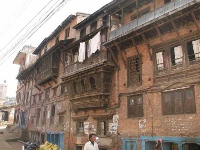 <br />　この町に入るとき、観光客から入場料をとっている。チェックポイントで、一人７５０ルピー払わなければならないのだ。<br /><br />　しかし、私のように彼のバイクに乗っていけばフリーに入れる。地元民からはとらないが、外国人客からは入場料をとる。<br /><br />　これはほかの観光地でも同じだ！バイクに乗せてもらえばタダで入れるのです。<br /><br />　これ本当の話・・・<br /><br />