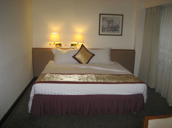 高雄駅からTAXIで、HOTELに移動。<br /><br />高雄での滞在先は「華王大飯店(Kindom Hotel)」です。<br />楽天トラベルで手配しました。