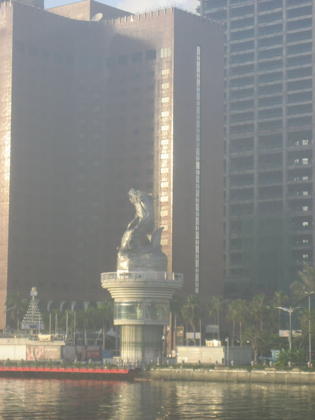 HOTEL近くを散歩。<br />「愛河」 = Love River(笑)