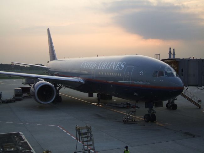 朝８時まで当直勤務し一旦、自宅へ。<br />シャワーを浴び、荷造りして成田へ出発♪<br /><br />３日連続の当直の為、成田行きのリムジンバスで爆睡です。成田到着後、チェックインしてユナイテッド航空のビジネスクラスラウンジへ。