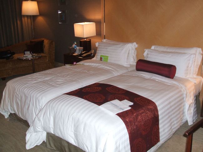 バンコク到着♪<br /><br />１泊だけのバンコク滞在は「The Westin Grande Sukhumvit Hotel」です。<br />いつもバンコク滞在は同じSTARWOOD系列でありwestinの近くにある「SHERATON　GRANDE　SUKHUMVIT」に宿泊するんですが今回は浮気です（笑）