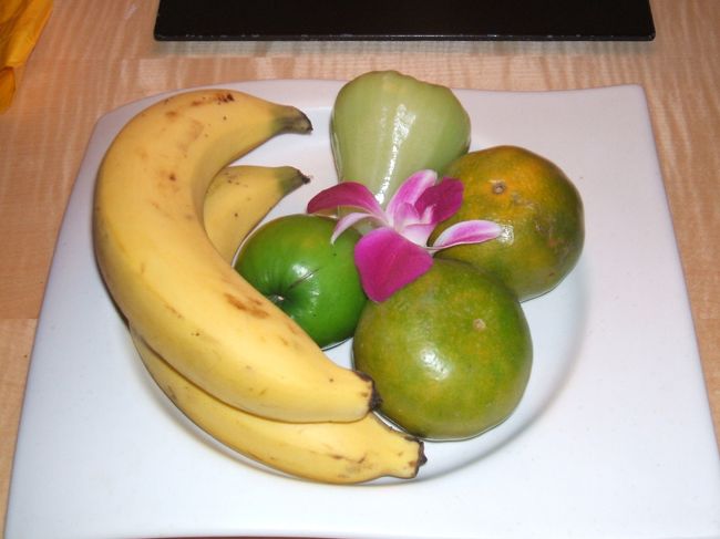 今回はクラブフロアに宿泊の為ウエルカムフルーツがります。<br />　真ん中にあるオーキッドを見るとバンコクに着たという実感が沸きます。右側にある蜜柑が大好きです。