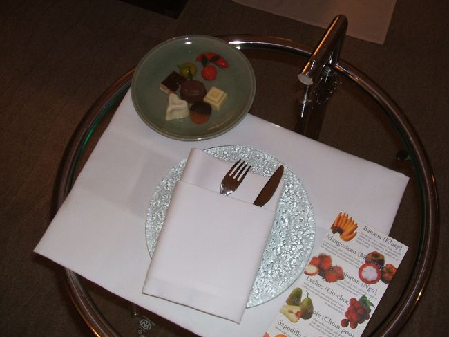 窓側のテーブルにはウエルカムチョコレート？それとも到着が深夜の為、ターダウン後のお休みのチョコレート？がありました。<br />チョコも美味しかったです♪