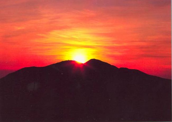 空を真っ赤に染めたご来迎です。山の朝の最高のプレゼントです。