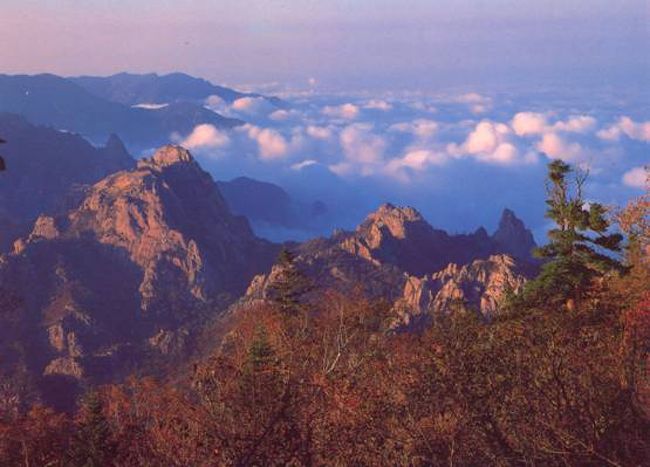 山並みの濃い陰影は、朝日か、それとも夕日によるものでしょうか。多分、朝日の方でしょう。