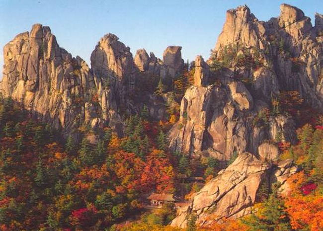 堅い岩盤が幸いして、韓国に地震は殆んど発生していないようです。その固い岩盤が顔を覗かせた山脈です。