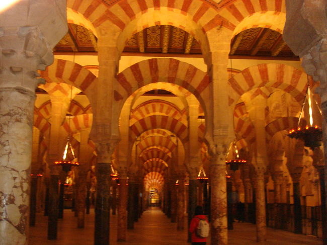 メスキータの中は、とても不思議な感じ。<br />思っていたよりも広く、薄暗ーい。