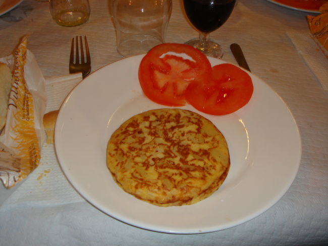 　出た！スペイン風オムレツです。<br />　ポテトの角切りがたくさん入ってます。<br />　卵が、すごくキメが細かくて美味しかった。<br />