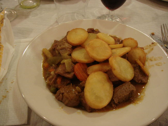 　ビーフシチューだそうです。<br />　決して私達がよく食べるデミグラスソースのではありません。お肉は割と柔らかかったけど。<br /><br />　それにしても何かっていうとフライドポテトがついてます。