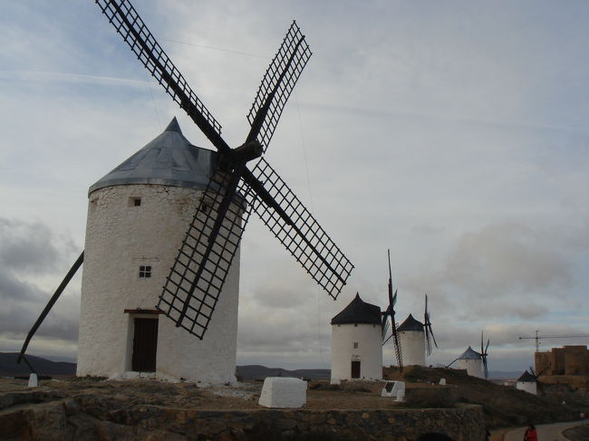 　ラ・マンチャ地方のコンスグエラの丘です。<br />　めちゃくちゃ強風で踏ん張ってないと飛ばされそうでした。<br />　風車の羽はさすがに回ってません。