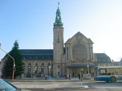 国鉄ルクセンブルク中央駅

左に見える大きな木はクリスマスツリーのイルミネーションが施されていました

駅舎のすぐ左手はバスターミナル。旧市街へはここからバスで移動