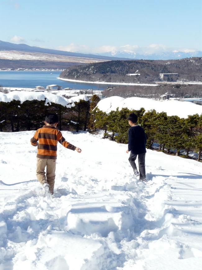 正午のチェックアウト時間まで雪遊び