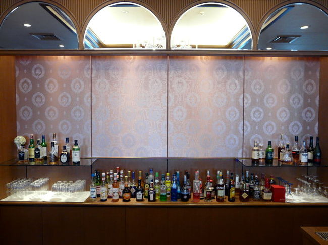 バーカウンターの奥には洋酒がずらり