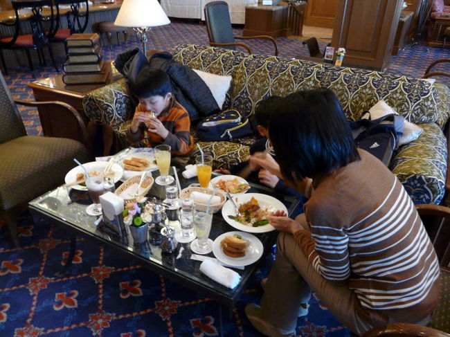 ラウンジ中央の広めのお席で頂きました