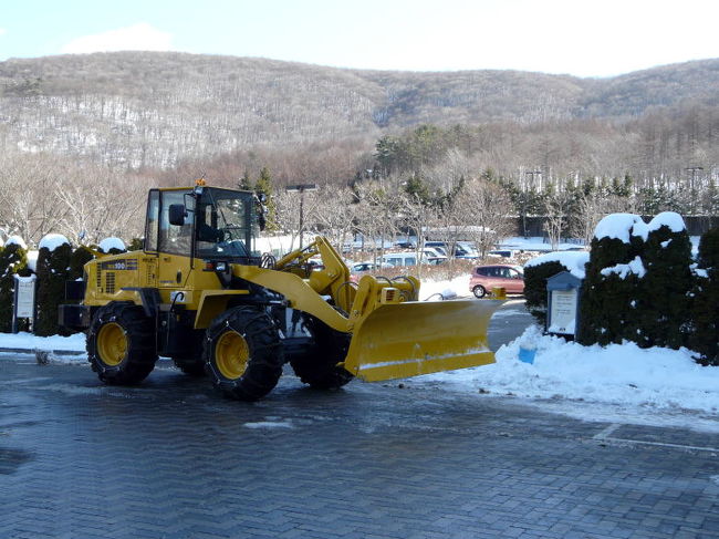 ホテルを出る際スタッフが大勢で除雪中でした　<br /><br />この除雪車もホテルの持ち物だそうでビックリです
