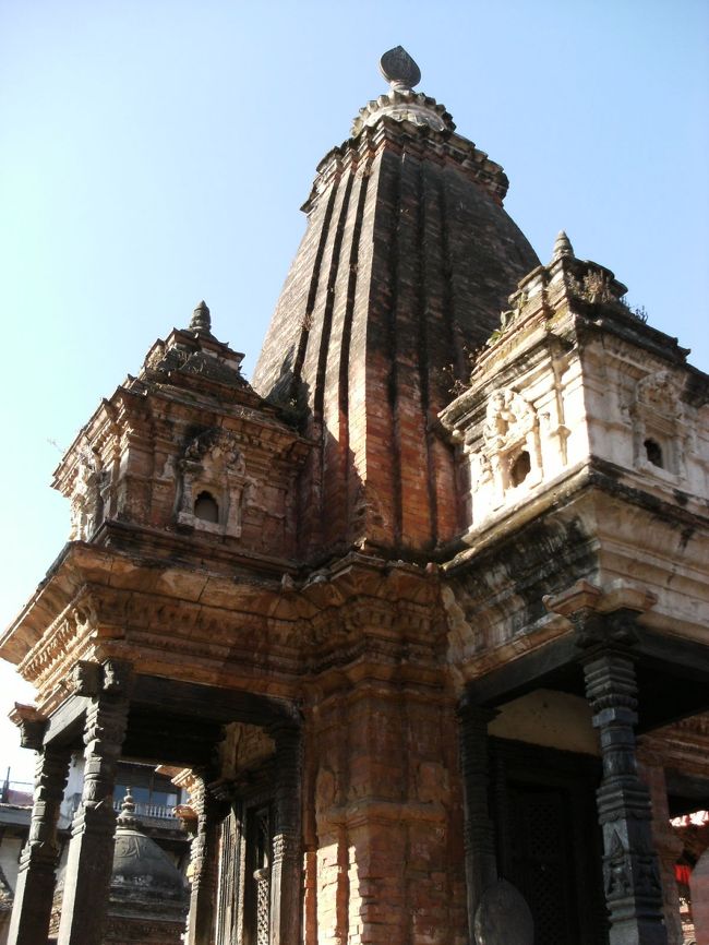 <br />　ダルバール広場にて・・<br /><br />　クリシュナ寺院・・珍しい石造りの寺院