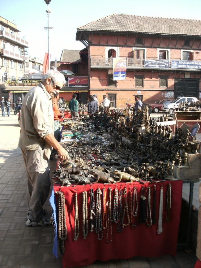 <br />　広場の土産物屋・・