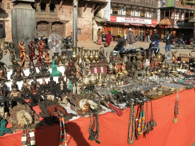 <br />　広場の土産物屋・・