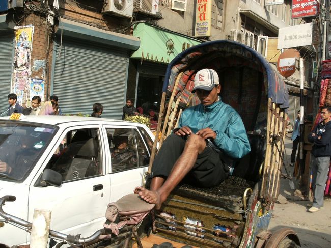 <br />　客待ちのリキシャ・人力車・・