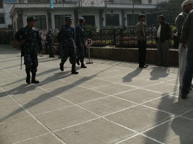 <br />　　賑やかなニューロードを過ぎると、本家ダルバール広場があるのだが、途中大きなスーパーがあった。<br /><br />　そこにヒマラヤ銀行があり、周囲を大勢の警官がガードしていた。大きな銀行の周囲はいつも警官がたくさん目に付く。