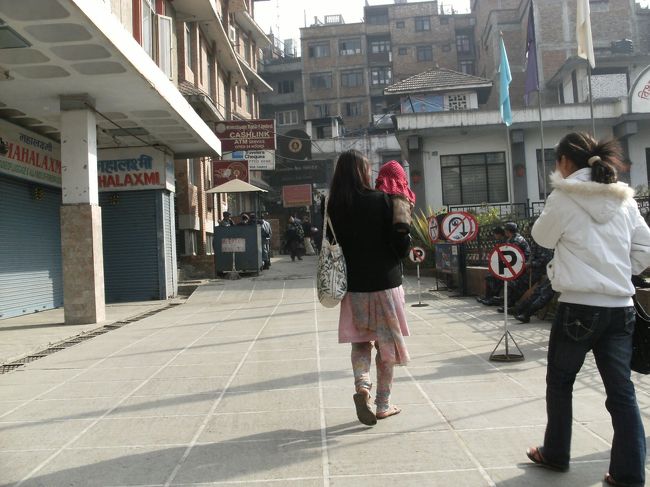 <br />　銀行の入り口にも警官とガードマンが沢山いる。<br /><br />　ここなら安心してＡＴＭからお金を引き出せる。<br /><br />　この銀行のＡＴＭで日本で使用しているキャッシュカードを使って、５０００ルピーほどの現金を引き出す。<br /><br />　　日本円１万円で８１００〜８４００ルピーだった。ちなみに、１００米＄＝７８００ルピーくらい。（２００８年１２月のレート）<br /><br />　<br /><br />