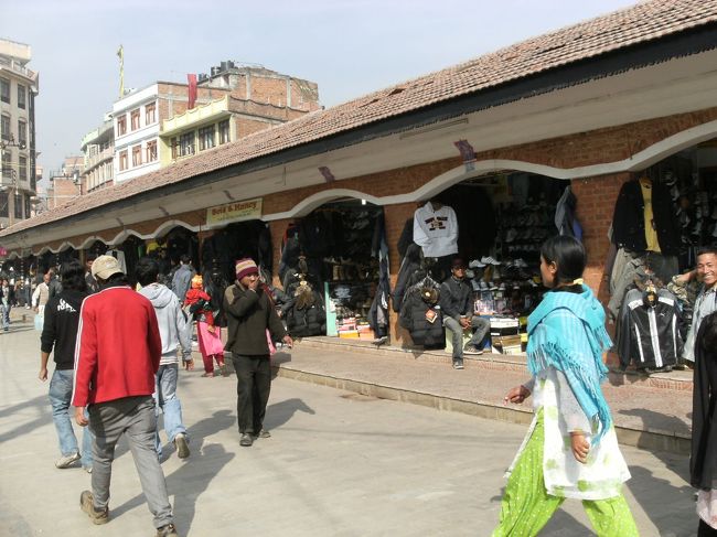 <br />　ビムセンタワー側のショップ・・