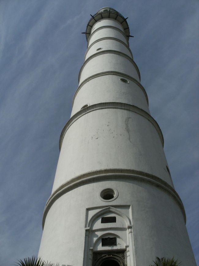 <br />　タワーの入り口からテッペンを見上げる・・