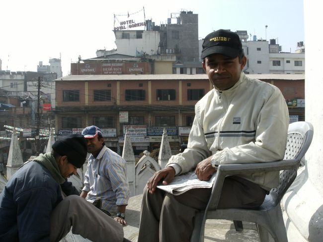 <br />　入り口の前でこのおじさんに切符を見せる・・<br /><br />　このおじさんがついて来て案内してくれる、別に頼みもしないのに・・