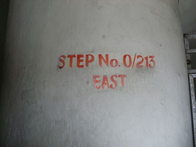 <br />　最初のステップ・・<br /><br />　STEP   No.0/213　というのは、２１３石段ある一番最初のステップという意味ですぞ、　
