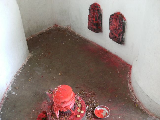 <br />　　むこうの石段を上がってきた・・