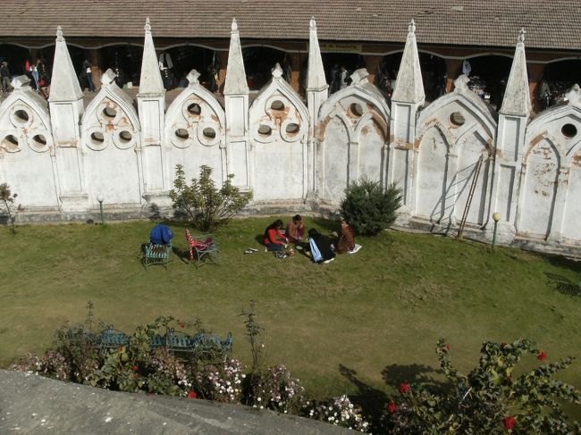 <br />　下まで降りると、地元の人がのんびりランチをとっていた・・<br /><br />　高さが５２ｍ、真っ白いチョークのような建物だ。<br /><br />　かつては見張り目的だったそうだ・・・<br /><br /><br />　