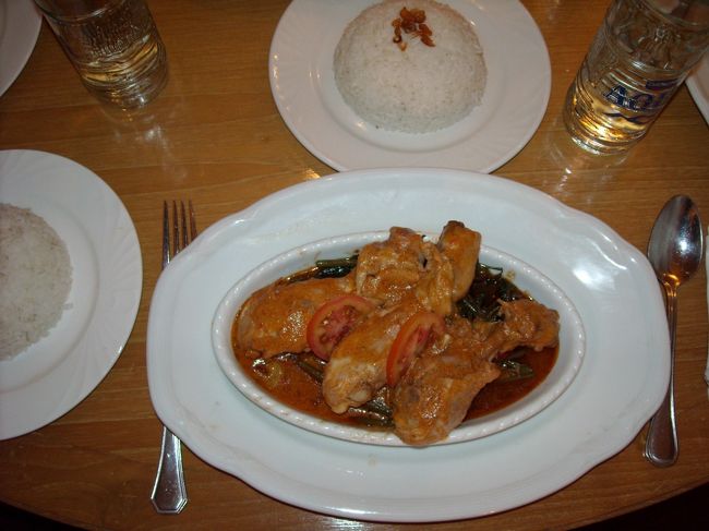 ルームサービスのカレー。<br />量が多いのと、辛すぎるのと、謎の具が多くてあまり食べられなかった。。