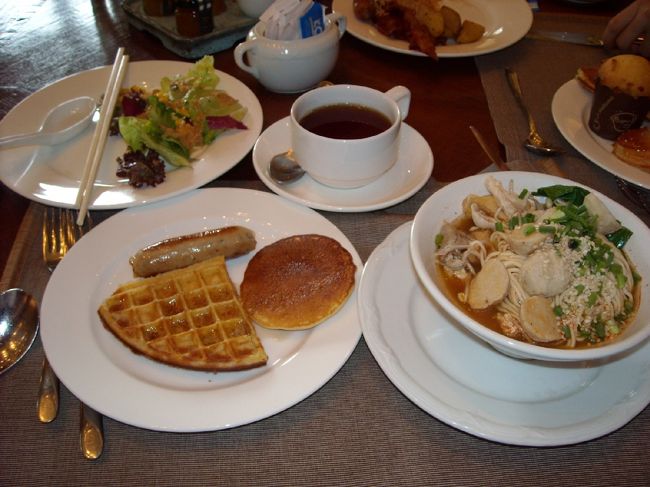 2日目朝食。<br />バイキング形式で自分の好きなものが食べれる上、<br />パンケーキとワッフルが上手すぎる〜！