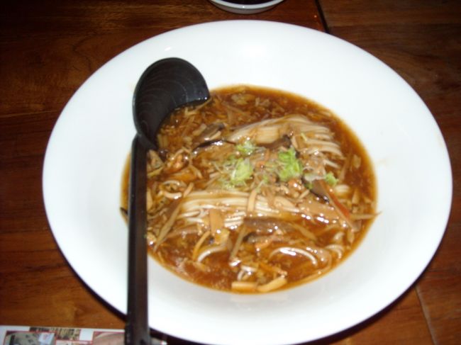 晩御飯。<br />クタにある、メルキュールホテル隣の「ザ・リッチ・アット・クタ」にて。<br />５人でそれぞれ麺類と、飲み物、その他諸々をシェアして食べて、一人1000円前後。バリにしては高いかな〜。