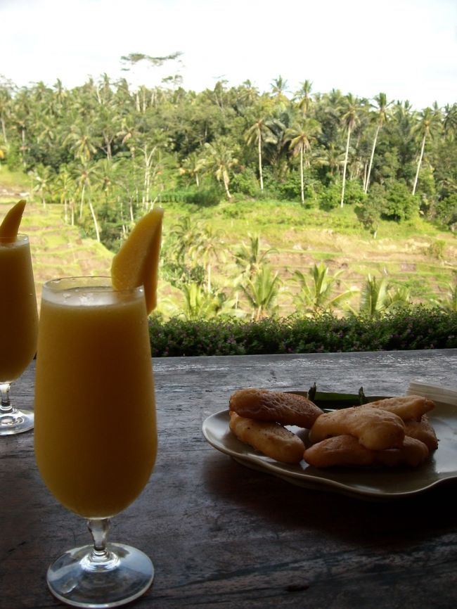 ライステラスが見えるカフェにてマンゴージュースとガイドさんオススメの揚げバナナを注文。<br />うまし。