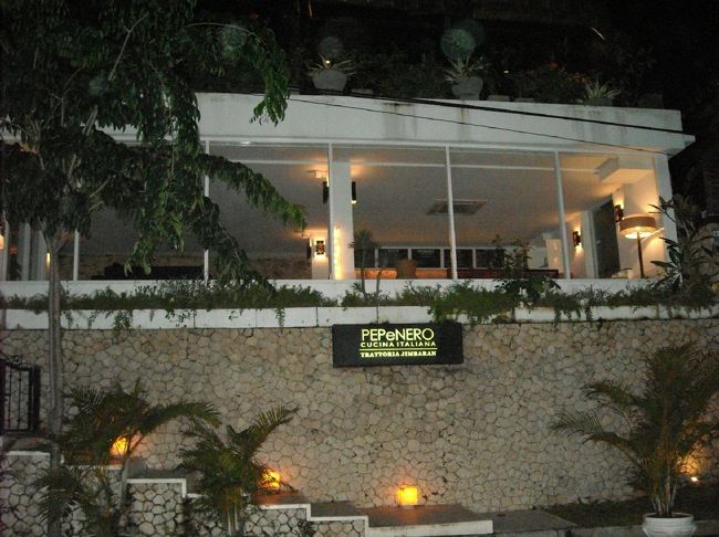 その後、これまたガイドさんオススメのイタリア料理店にて晩御飯。<br />一人それぞれ飲み物、シェアしてピザとパスタとサラダを注文して一人600円前後。酒飲んだのにこの値段！