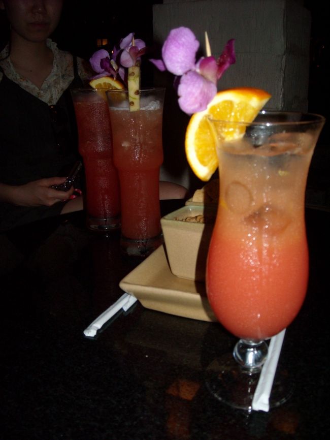 ホテルのプールサイドのバーにて。<br />セレブになった気分☆<br />…完全おのぼりさん。