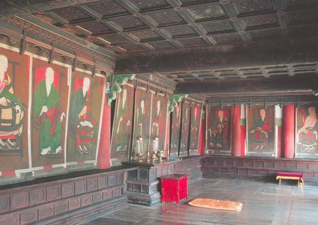 国師殿の内部です。歴代住職の額のようです。