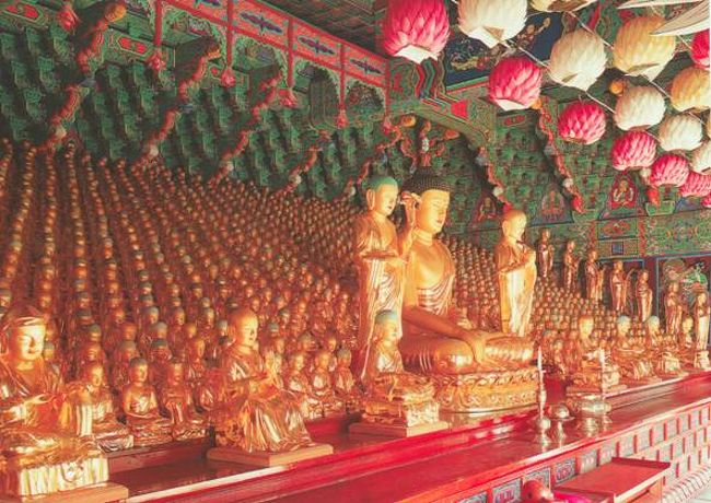 僧宝殿の内部です。右上の赤と白のぼんぼりは、花祭りの時に各地で見かけました。