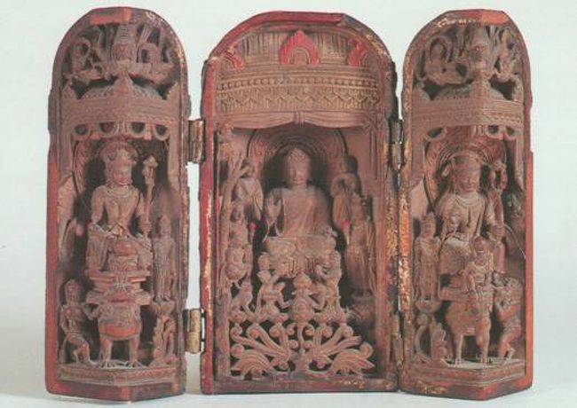 木彫三尊仏です。